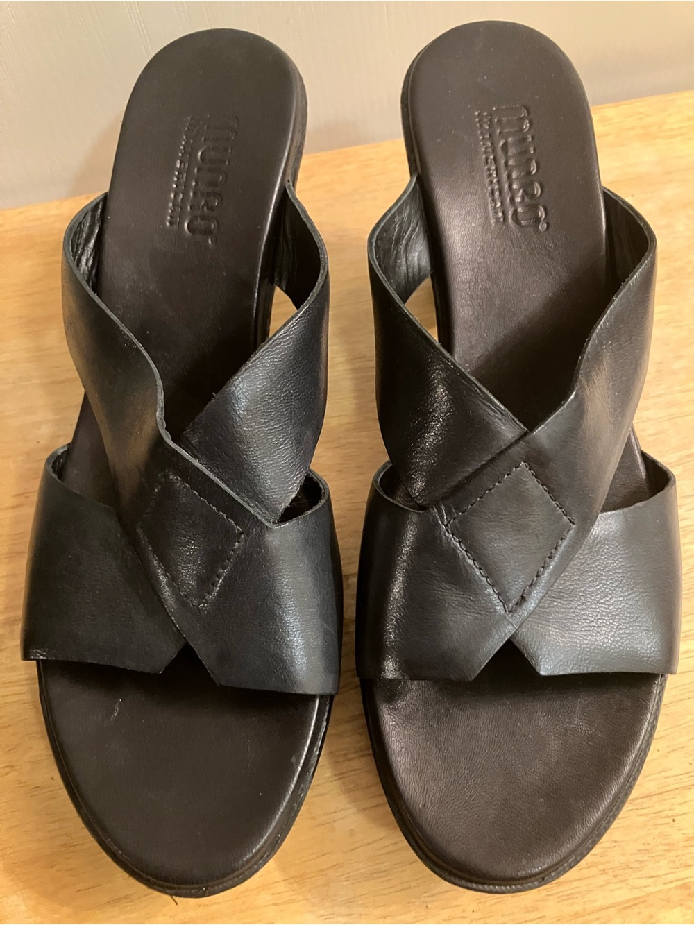 Munro Black Leather Crisscross Slide Sandals - Picture 3 of 7